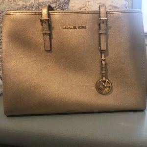 Brand new Michael Kors purse -never used.